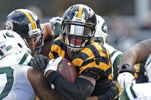 Pittsburgh Steelers running back Le'Veon Bell (26) is tackled by New York Jets outside linebacker Darron Lee (50) during the second half of an NFL football game in Pittsburgh, Sunday, Oct. 9, 2016. The Steelers won 31-13. (AP Photo/Don Wright)