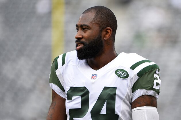 EAST RUTHERFORD, NJ - SEPTEMBER 27:  Darrelle Revis #24 of the New York Jets warms up prior to their game against the Philadelphia Eagles at MetLife Stadium on September 27, 2015 in East Rutherford, New Jersey.  (Photo by Alex Goodlett/Getty Images)