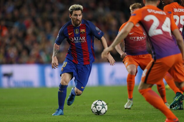 BARCELONA, SPAIN - OCTOBER 19: Lionel Messi of FC Barcelona during the UEFA Champions League match between FC Barcelona and Manchester City FC at Camp Nou on October 19, 2016 in Barcelona, . (Photo by Matthew Ashton - AMA/Getty Images)