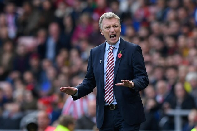 SUNDERLAND, ENGLAND - OCTOBER 29:  Sunderland manager David Moyes reacts during the Premier League match between Sunderland and Arsenal at Stadium of Light on October 29, 2016 in Sunderland, England.  (Photo by Stu Forster/Getty Images)