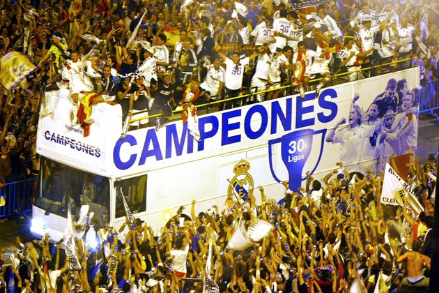 Madrid, SPAIN: Real Madrid players take part in a victory parade after winning the Spanish league title by beating Mallorca in the final Spanish league football match of the season, 17 June 2007 at the Santiago Bernabeu stadium in Madrid. Real won 3-1 to take their 30th league title.    AFP PHOTO/JAVIER SORIANO (Photo credit should read JAVIER SORIANO/AFP/Getty Images)