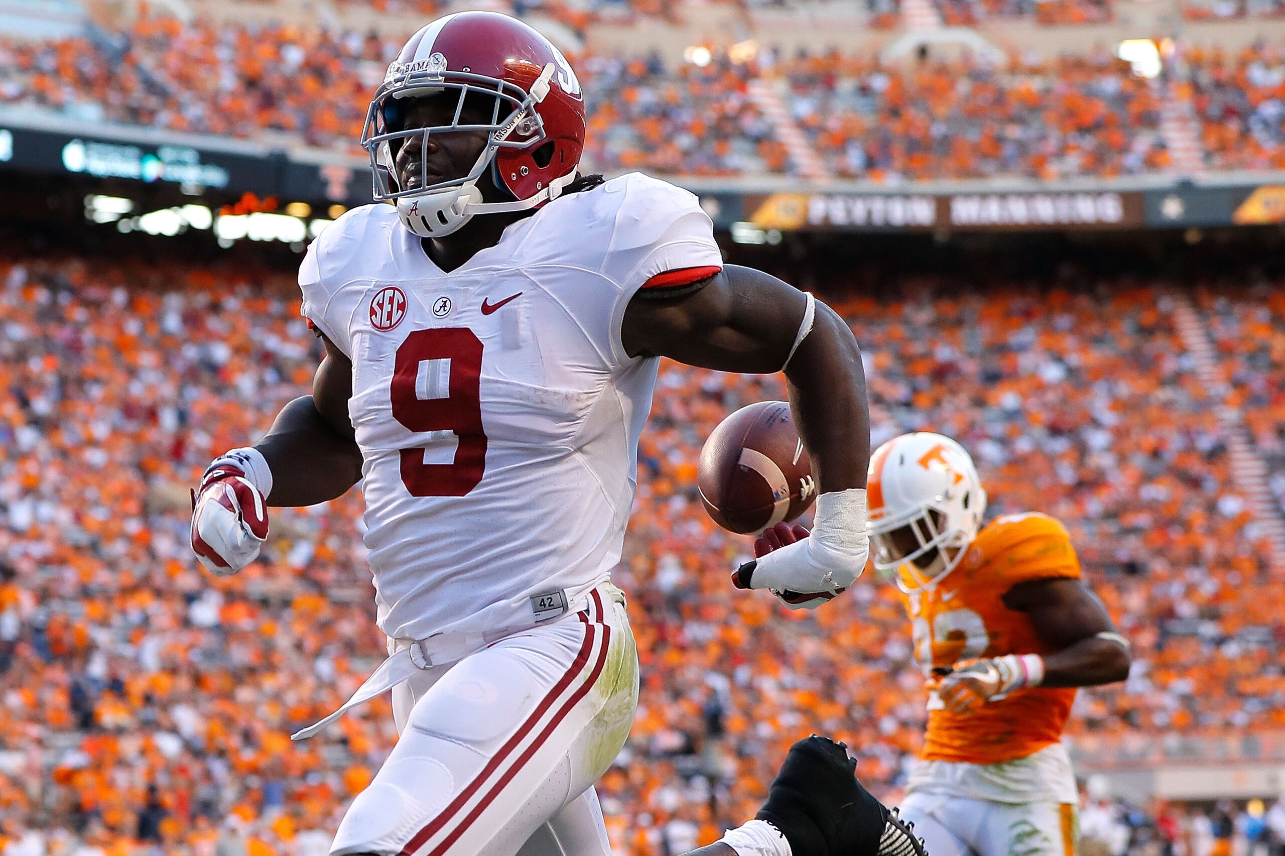 KNOXVILLE, TN - OCTOBER 15: Bo Scarbrough #9 of the Alabama Crimson Tide rushes for a touchdown against the Tennessee Volunteers at Neyland Stadium on October 15, 2016 in Knoxville, Tennessee. (Photo by Kevin C. Cox/Getty Images) KNOXVILLE, TN - OCTOBER 15: Bo Scarbrough #9 of the Alabama Crimson Tide rushes for a touchdown against the Tennessee Volunteers at Neyland Stadium on October 15, 2016 in Knoxville, Tennessee. (Photo by Kevin C. Cox/Getty Images)