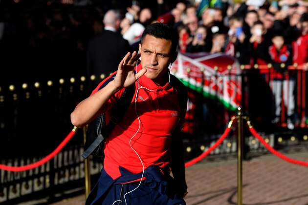 SUNDERLAND, ENGLAND - OCTOBER 29: Alexis Sanchez of Arsenal arrives at the stadiium prior to kick off during the Premier League match between Sunderland and Arsenal at the Stadium of Light on October 29, 2016 in Sunderland, England.  (Photo by Stu Forster/Getty Images)