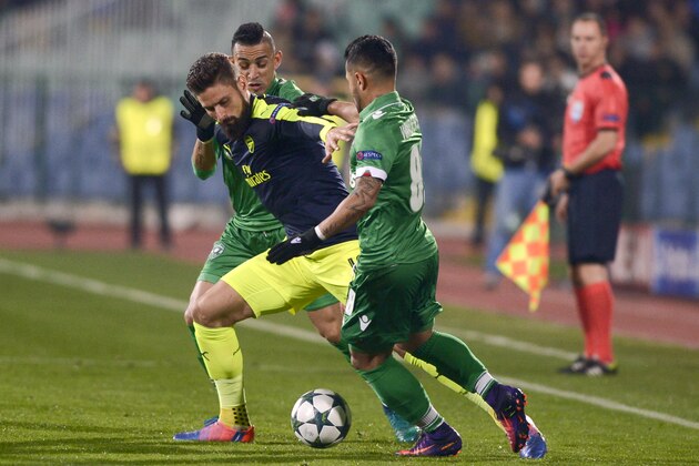 Arsenals forward Olivier Giroud (C) vies for the ball with Ludogorets's Midfielder Wanderson during the UEFA Champions League Group A football match between PFC Ludogorets and Arsenal, on November 1, 2016 at the Vassil Levski stadium in Sofia.  / AFP / NIKOLAY DOYCHINOV        (Photo credit should read NIKOLAY DOYCHINOV/AFP/Getty Images)