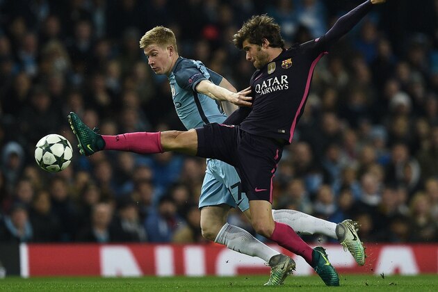 Manchester City's Belgian midfielder Kevin De Bruyne (L) vies with Barcelona's Spanish midfielder Sergi Roberto during the UEFA Champions League group C football match between Manchester City and Barcelona at the Etihad Stadium in Manchester, north west England on November 1, 2016. / AFP / OLI SCARFF        (Photo credit should read OLI SCARFF/AFP/Getty Images)