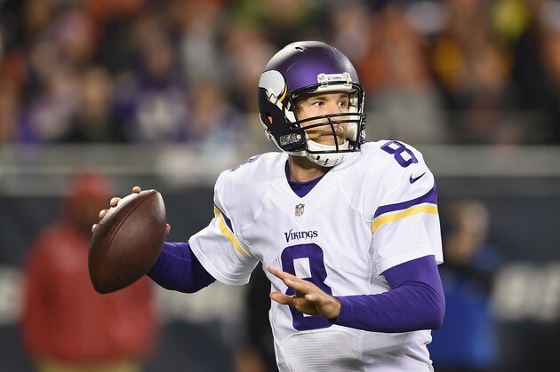 CHICAGO, IL - OCTOBER 31:  Sam Bradford #8 of the Minnesota Vikings looks to pass the ball during the second half against the Chicago Bears at Soldier Field on October 31, 2016 in Chicago, Illinois.  (Photo by Stacy Revere/Getty Images)