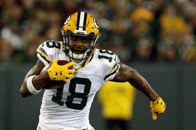 GREENBAY, WI - OCTOBER 20: Wide receiver Randall Cobb #18 of the Green Bay Packers carries the ball against the Chicago Bears in the second quarter at Lambeau Field on October 20, 2016 in Green Bay, Wisconsin. (Photo by Dylan Buell/Getty Images)
