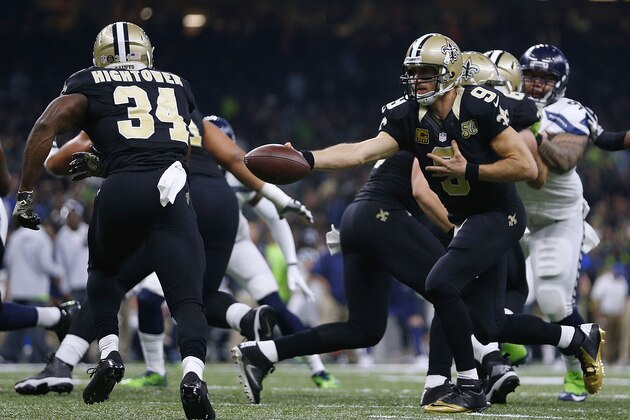 NEW ORLEANS, LA - OCTOBER 30:  Drew Brees #9 of the New Orleans Saints hands the ball off to Tim Hightower #34 during the first half of a game against the Seattle Seahawks at the Mercedes-Benz Superdome on October 30, 2016 in New Orleans, Louisiana.  (Photo by Jonathan Bachman/Getty Images)