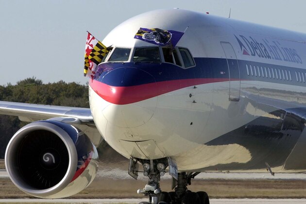 TAMPA, UNITED STATES:  The Delta Airlines flight carrying the Baltimore Ravens arrives at the Tampa International Airport in Tampa 22 January, 2001. The Ravens will start workouts on24 January in preparation for Super Bowl XXXV, 28 January.    AFP PHOTO/PETER MUHLY (Photo credit should read PETER MUHLY/AFP/Getty Images)