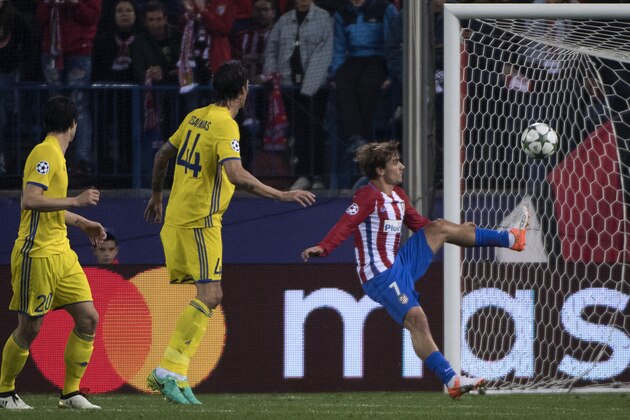 TOPSHOT - Atletico Madrid's French forward Antoine Griezmann (R) scores during the UEFA Champions League Group D football match Club Atletico de Madrid vs FC Rostov at the Vicente Calderon stadium in Madrid, on November 1, 2016. / AFP / CURTO DE LA TORRE        (Photo credit should read CURTO DE LA TORRE/AFP/Getty Images)