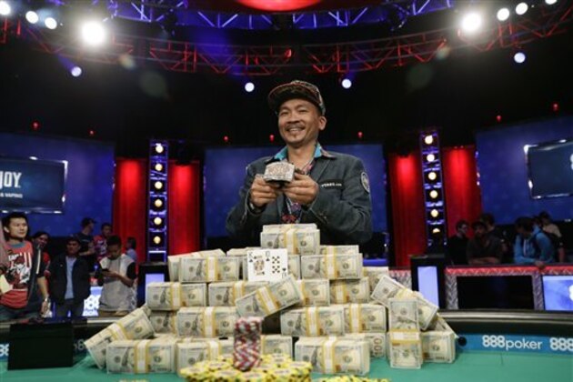 Qui Nguyen poses for photographers after winning the World Series of Poker Main Event, Wednesday, Nov. 2, 2016, in Las Vegas. (AP Photo/John Locher)