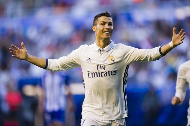 VITORIA-GASTEIZ, SPAIN - OCTOBER 29:  Cristiano Ronaldo of Real Madrid celebrates after scoring his team's fourth goal during the La Liga match between Deportivo Alaves and Real Madrid at Mendizorroza stadium on October 29, 2016 in Vitoria-Gasteiz, Spain.  (Photo by Juan Manuel Serrano Arce/Getty Images)