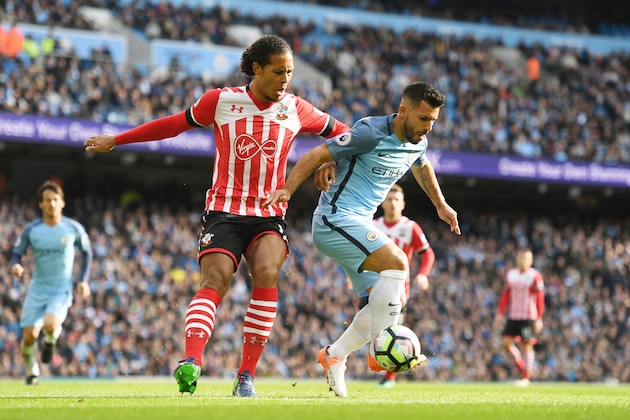 MANCHESTER, ENGLAND - OCTOBER 23: Virgil van Dijk of Southampton puts pressure on Sergio Aguero of Manchester City  during the Premier League match between Manchester City and Southampton at Etihad Stadium on October 23, 2016 in Manchester, England.  (Photo by Michael Regan/Getty Images)