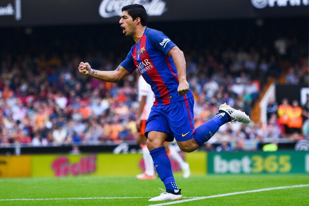 VALENCIA, SPAIN - OCTOBER 22:  Luis Suarez of FC Barcelona celebrates after scoring his team's second goal during the La Liga match between Valencia CF and FC Barcelona at Mestalla stadium on October 22, 2016 in Valencia, Spain.  (Photo by David Ramos/Getty Images)