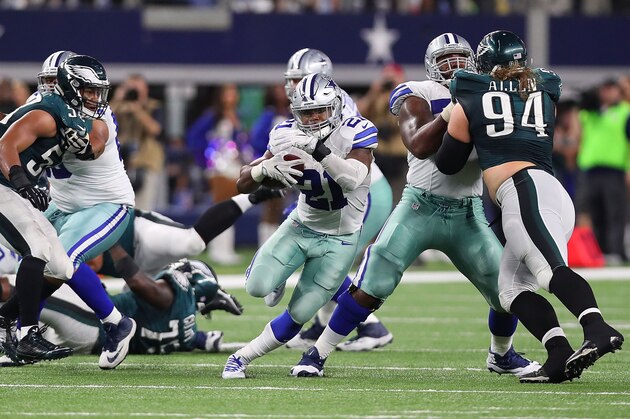 ARLINGTON, TX - OCTOBER 30:  Ezekiel Elliott #21 of the Dallas Cowboys runs in the fourth quarter during a game between the Dallas Cowboys and the Philadelphia Eagles at AT&T Stadium on October 30, 2016 in Arlington, Texas.  (Photo by Tom Pennington/Getty Images)