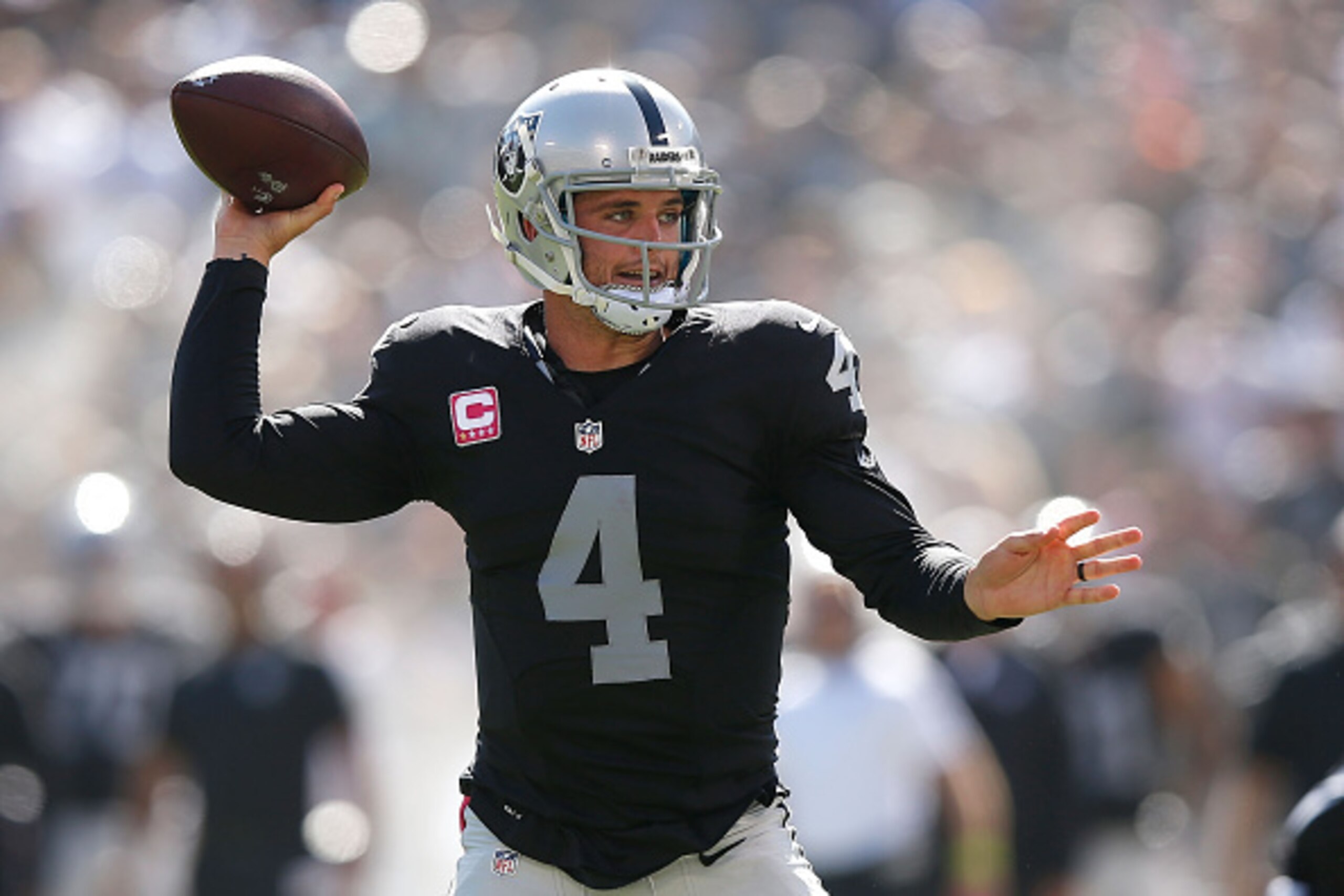 OAKLAND, CA - OCTOBER 11: Derek Carr #4 of the Oakland Raiders throws in the second quarter against the Denver Broncos at O.co Coliseum on October 11, 2015 in Oakland, California. (Photo by Ezra Shaw/Getty Images)