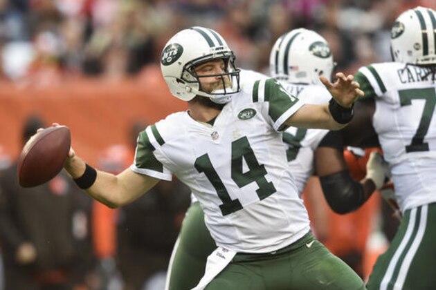 New York Jets quarterback Ryan Fitzpatrick throws in the first half of an NFL football game against the Cleveland Browns, Sunday, Oct. 30, 2016, in Cleveland. (AP Photo/David Richard)