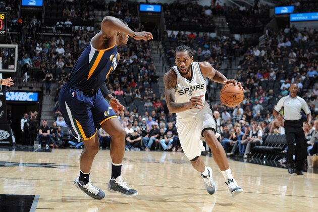 SAN ANTONIO, TX - NOVEMBER 1:  Kawhi Leonard #2 of the San Antonio Spurs drives to the basket against the Utah Jazz on November 1, 2016 at the AT&T Center in San Antonio, Texas. NOTE TO USER: User expressly acknowledges and agrees that, by downloading and or using this photograph, user is consenting to the terms and conditions of the Getty Images License Agreement. Mandatory Copyright Notice: Copyright 2016 NBAE (Photos by Mark Sobhani/NBAE via Getty Images)