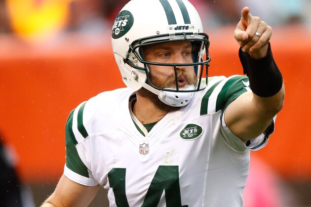 CLEVELAND, OH - OCTOBER 30:  Ryan Fitzpatrick #14 of the New York Jets looks to pass during the first quarter against the Cleveland Browns at FirstEnergy Stadium on October 30, 2016 in Cleveland, Ohio. (Photo by Gregory Shamus/Getty Images)