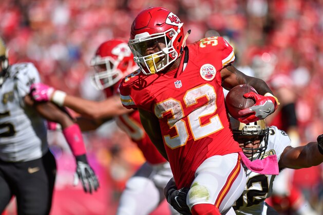KANSAS CITY, MO - OCTOBER 23: running back Spencer Ware #32 of the Kansas City Chiefs rushes the ball against the New Orleans Saints at Arrowhead Stadium during the fourth quarter of the game on October 23, 2016 in Kansas City, Missouri. (Photo by Jason Hanna/Getty Images)