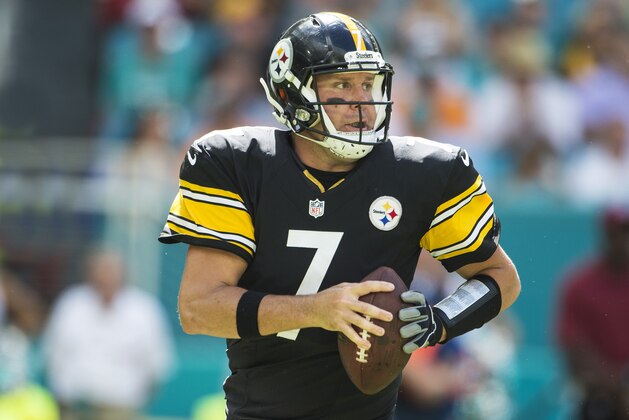 MIAMI GARDENS, FL - OCTOBER 16:  Quarterback Ben Roethlisberger #7 of the Pittsburgh Steelers looks for a receiver during a NFL game against the Miami Dolphins on October 16, 2016 at Hard Rock Stadium in Miami Gardens, Florida.  (Photo by Ronald C. Modra/Sports Imagery/ Getty Images)