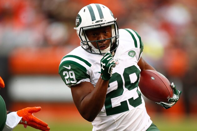 CLEVELAND, OH - OCTOBER 30:  Bilal Powell #29 of the New York Jets carries the ball for a touchdown during the second quarter against the Cleveland Browns at FirstEnergy Stadium on October 30, 2016 in Cleveland, Ohio. (Photo by Gregory Shamus/Getty Images)