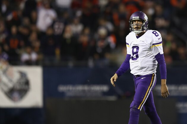 CHICAGO, IL - OCTOBER 31:  Sam Bradford #8 of the Minnesota Vikings reacts during the second half against the Chicago Bears at Soldier Field on October 31, 2016 in Chicago, Illinois.  (Photo by Elsa/Getty Images)