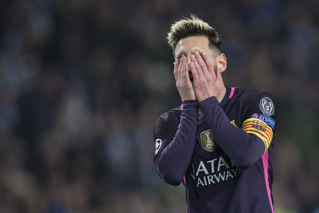 TOPSHOT - Barcelona's Argentinian striker Lionel Messi reacts during the UEFA Champions League group C football match between Manchester City and Barcelona at the Etihad Stadium in Manchester, north west England on November 1, 2016. / AFP / OLI SCARFF        (Photo credit should read OLI SCARFF/AFP/Getty Images)