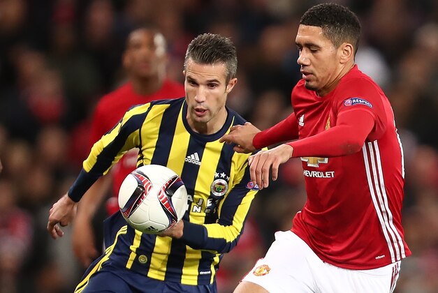 MANCHESTER, ENGLAND - OCTOBER 20:  Robin van Persie of Fenerbahce battles with Chris Smalling of Manchester United  during the UEFA Europa League match between Manchester United FC and Fenerbahce SK at Old Trafford on October 20, 2016 in Manchester, England.  (Photo by James Baylis - AMA/Getty Images)