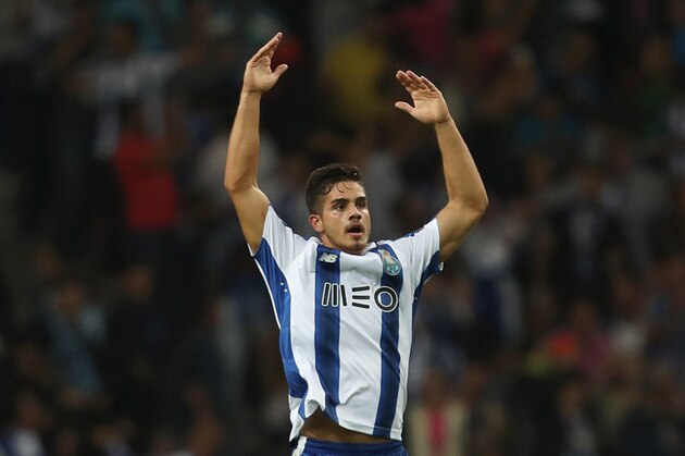 PORTO, PORTUGAL - AUGUST 17: FC Porto's forward Andre Silva celebrates scoring Porto's goal during the match between FC Porto v AS Rome  UEFA Champions League playoff match at Estadio do Dragao on August 17, 2016 in Porto, Portugal.  (Photo by Carlos Rodrigues/Getty Images)