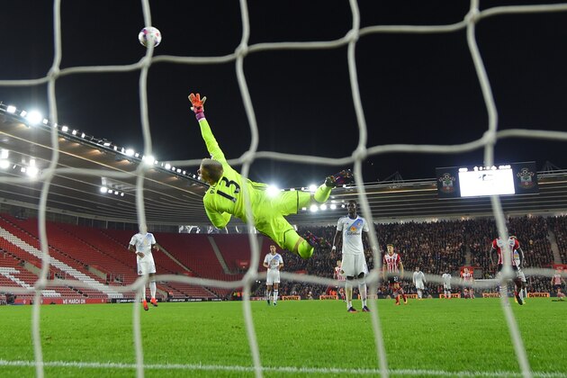 SOUTHAMPTON, ENGLAND - OCTOBER 26:  Jordan Pickford of Sunderland (C) attempts to save Sofiane Boufal of Southampton (not seen) goal but fails during the EFL Cup fourth round match between Southampton and Sunderland at St Mary's Stadium on October 26, 2016 in Southampton, England.  (Photo by Mike Hewitt/Getty Images)
