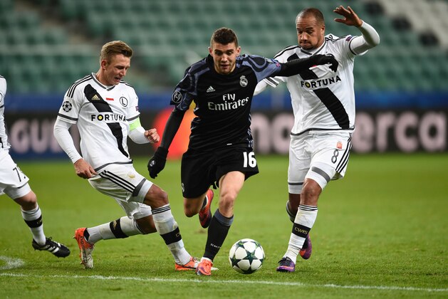 Real Madrid's Croatian midfielder Mateo Kovacic (C) is pressured by Legia Warsaw's Belgian midfielder Vadis Odjidja (R) and Legia Warsaw's defender Jakub Rzezniczak during the UEFA Champions League group F football match Legia Warsaw vs Real Madrid CF in Warsaw, Poland on November 2, 2016. / AFP / ODD ANDERSEN        (Photo credit should read ODD ANDERSEN/AFP/Getty Images)