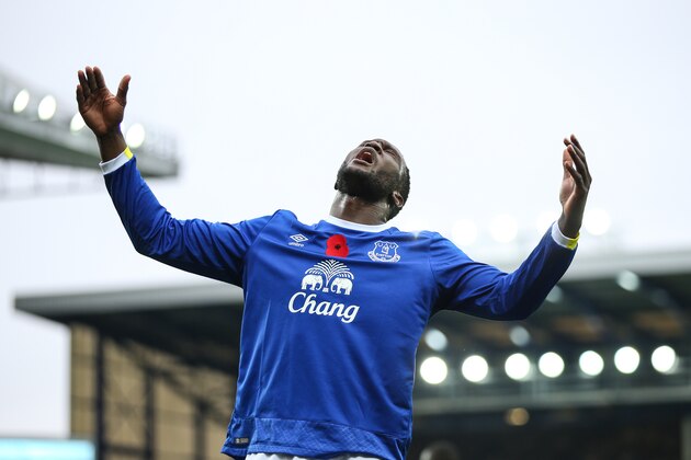LIVERPOOL, ENGLAND - OCTOBER 30: Romelu Lukaku of Everton shows frustration after missing a chance during the Premier League match between Everton and West Ham United at Goodison Park on October 30, 2016 in Liverpool, England. (Photo by Robbie Jay Barratt - AMA/Getty Images)