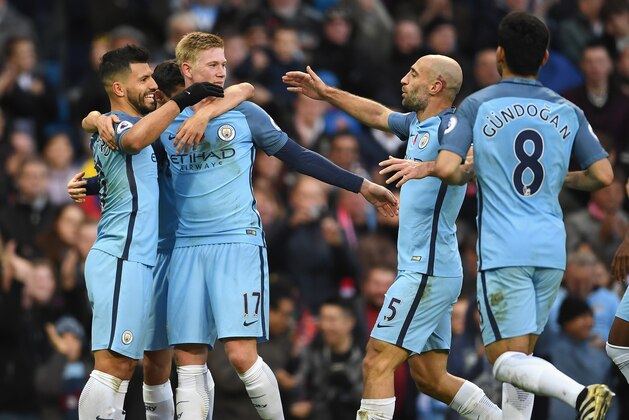 MANCHESTER, ENGLAND - NOVEMBER 05:  Sergio Aguero of Manchester City (L) celebrates scoring his sides first goal with his Manchester City team mates during the Premier League match between Manchester City and Middlesbrough at Etihad Stadium on November 5, 2016 in Manchester, England.  (Photo by Laurence Griffiths/Getty Images)