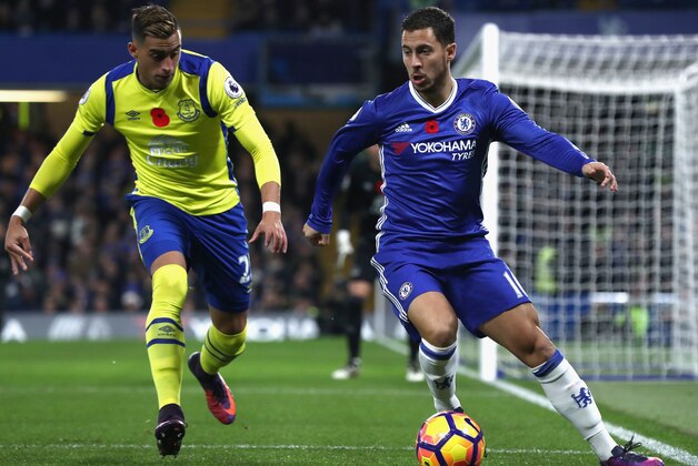 LONDON, ENGLAND - NOVEMBER 05: Eden Hazard of Chelsea (R) is put under pressure from Ramiro Funes Mori of Everton (L) during the Premier League match between Chelsea and Everton at Stamford Bridge on November 5, 2016 in London, England.  (Photo by Clive Rose/Getty Images)