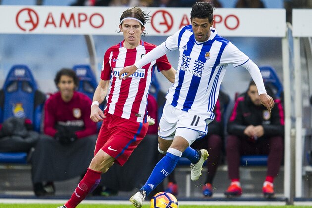 SAN SEBASTIAN, SPAIN - NOVEMBER 05:  Filipe Luis of Atletico Madrid duels for the ball with Carlos Vela of Real Sociedad during the La Liga match between Real Sociedad de Futbol and Atletico Madrid at Estadio Anoeta on November 5, 2016 in San Sebastian, Spain.  (Photo by Juan Manuel Serrano Arce/Getty Images)