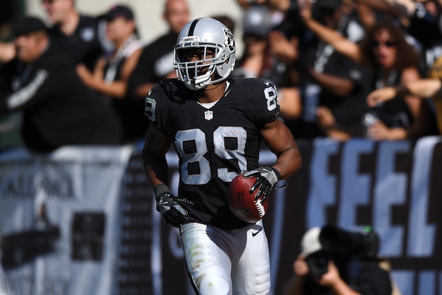 OAKLAND, CA - OCTOBER 09:  Amari Cooper #89 of the Oakland Raiders scores a 64-yard touchdown against the San Diego Chargers during their NFL game at Oakland-Alameda County Coliseum on October 9, 2016 in Oakland, California.  (Photo by Thearon W. Henderson/Getty Images)