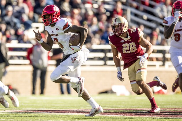 CHESTNUT HILL, MA - NOVEMBER 05: Lamar Jackson #8 of Louisville carries the ball for a touchdown during the third quarter of a game against Boston College at Alumni Stadium on November 5, 2016 in Chestnut Hill, Massachusetts.  (Photo by Billie Weiss/Getty Images)