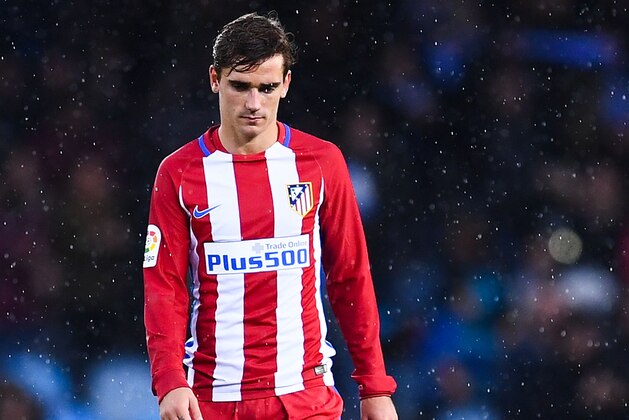 SAN SEBASTIAN, SPAIN - NOVEMBER 05:  Antoine Griezmann of Club Atletico de Madrid reacts dejected after William Jose of Real Sociedad de Futbol scored his team's second goal during the La Liga match between Real Sociedad de Futbol and Atletico de Madrid at Anoeta stadium on November 5, 2016 in San Sebastian, Spain.  (Photo by David Ramos/Getty Images)