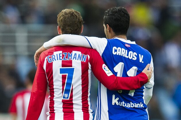 SAN SEBASTIAN, SPAIN - NOVEMBER 05:  Antoine Griezmann of Atletico Madrid and Carlos Vela of Real Sociedad reacts during the La Liga match between Real Sociedad de Futbol and Atletico Madrid at Estadio Anoeta on November 5, 2016 in San Sebastian, Spain.  (Photo by Juan Manuel Serrano Arce/Getty Images)