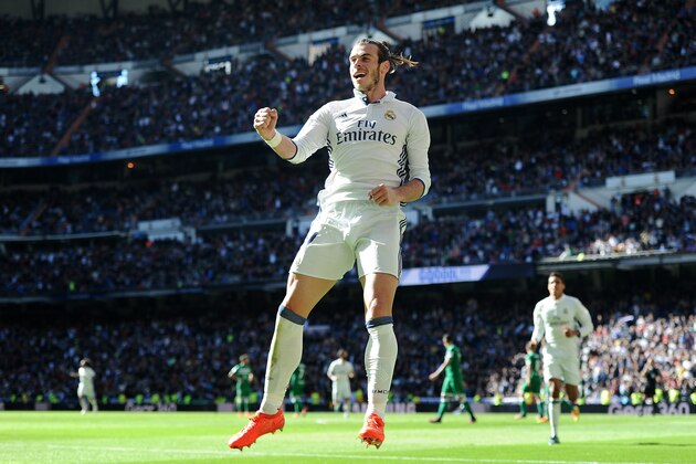 MADRID, SPAIN - NOVEMBER 06:  Gareth Bale of Real Madrid celebrates after scoring his 2nd goal during the Liga match between Real Madrid CF and Leganes on November 6, 2016 in Madrid, Spain.  (Photo by Denis Doyle/Getty Images)