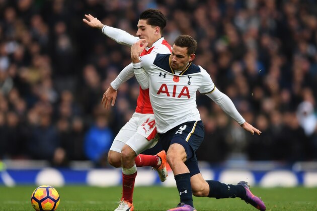 LONDON, ENGLAND - NOVEMBER 06:  Hector Bellerin of Arsenal and Vincent Janssen of Tottenham Hotspur challenge for the ball during the Premier League match between Arsenal and Tottenham Hotspur at Emirates Stadium on November 6, 2016 in London, England.  (Photo by Shaun Botterill/Getty Images)