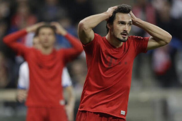 Bayern's Mats Hummels, right, and team mate Thomas Mueller react during the German Bundesliga soccer match between FC Bayern Munich and TSG 1899 Hoffenheim at the Allianz Arena stadium in Munich, Germany, Saturday, Nov. 5, 2016. (AP Photo/Matthias Schrader)