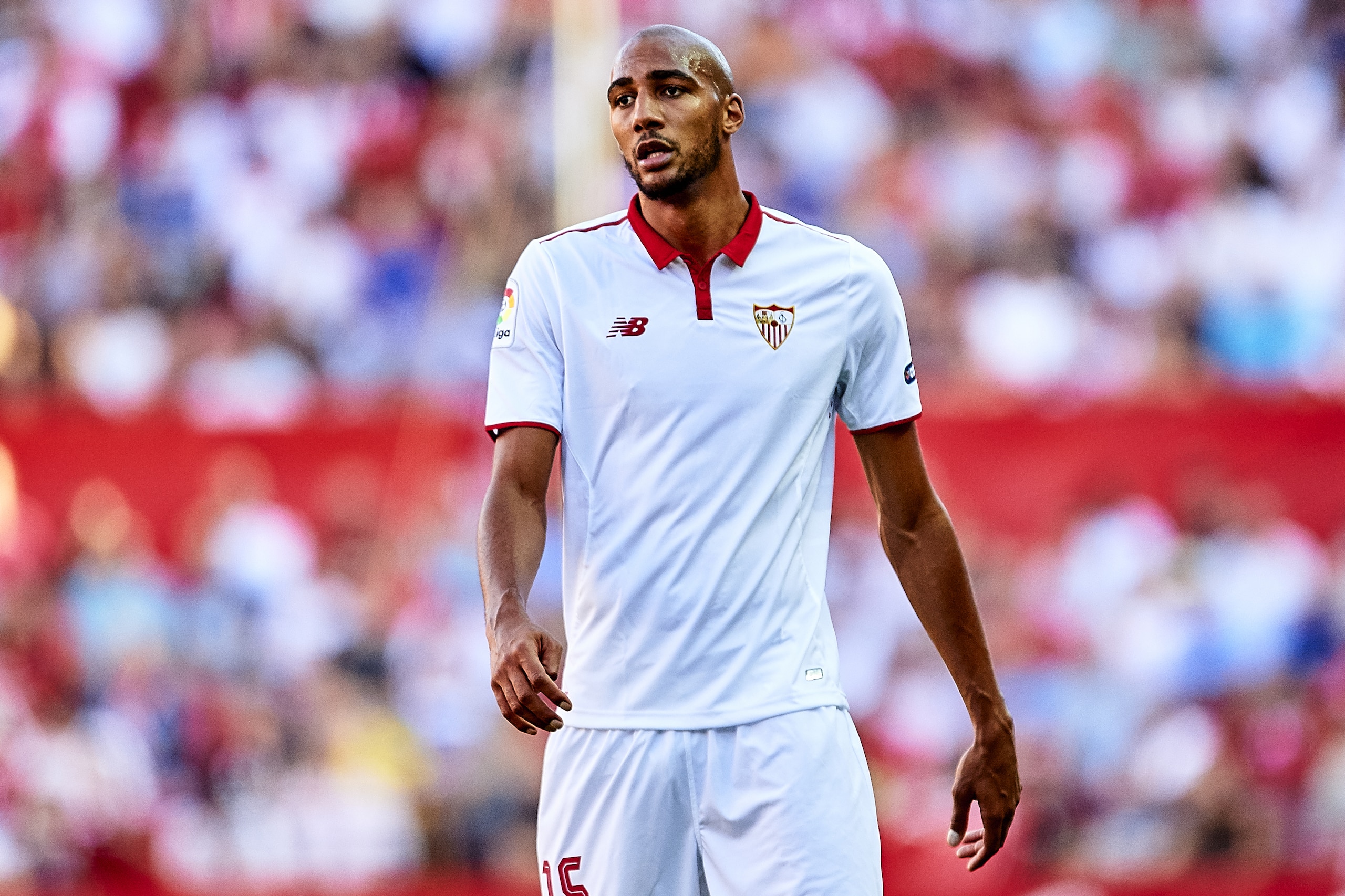 SEVILLE, SPAIN - SEPTEMBER 10:  Steven N'Zonzi of Sevilla FC looks on during the match between Sevilla FC vs UD Las Palmas as part of La Liga at Estadio Ramon Sanchez Pizjuan on September 10, 2016 in Seville, Spain.  (Photo by Aitor Alcalde Colomer/Getty Images)