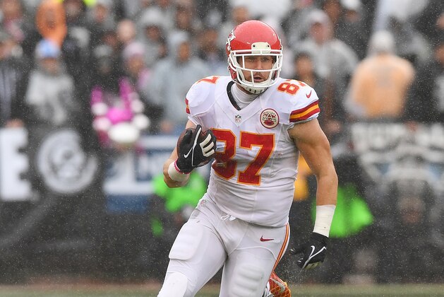 OAKLAND, CA - OCTOBER 16:  Travis Kelce #87 of the Kansas City Chiefs runs with the ball after a catch against the Oakland Raiders during an NFL football game at Oakland-Alameda County Coliseum on October 16, 2016 in Oakland, California.  (Photo by Thearon W. Henderson/Getty Images)