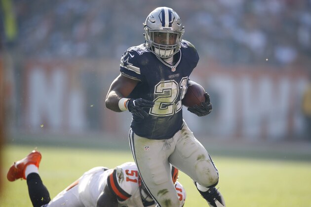 CLEVELAND, OH - NOVEMBER 06:  Ezekiel Elliott #21 of the Dallas Cowboys rushes in the first half against the Cleveland Browns at FirstEnergy Stadium on November 6, 2016 in Cleveland, Ohio.  (Photo by Gregory Shamus/Getty Images)