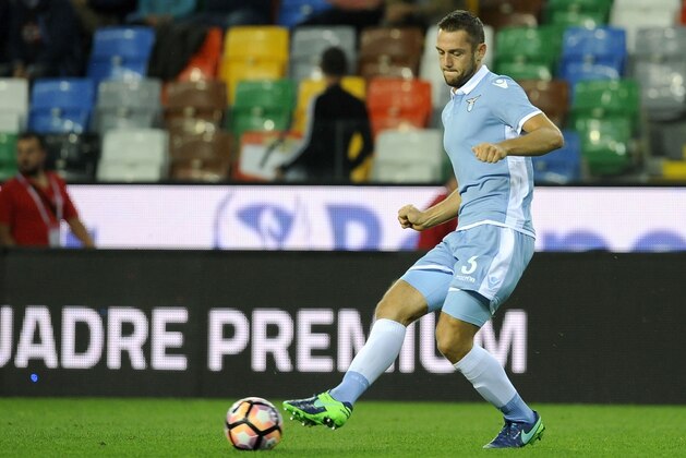 UDINE - OCTOBER 01: Stefan De Vrij of SS Lazio in action during the Serie A match between Udinese Calcio and SS Lazio at Stadio Friuli on October 1, 2016 in Udine, Italy. (Photo by Getty Images/Getty Images)