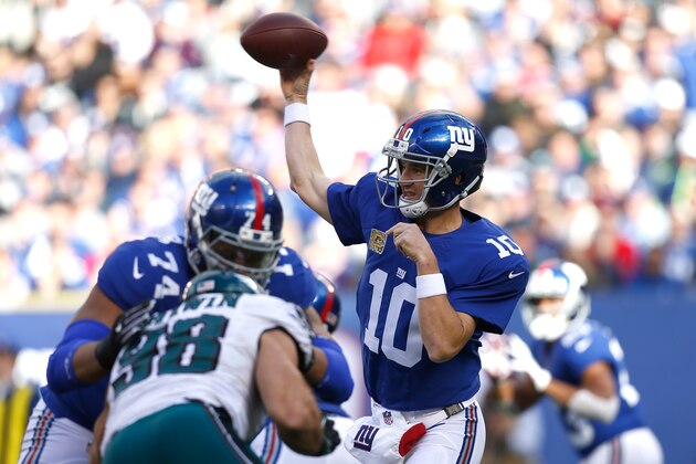 EAST RUTHERFORD, NJ - NOVEMBER 06:  Eli Manning #10 of the New York Giants throws the ball against the Philadelphia Eagles during the first half of the game at MetLife Stadium on November 6, 2016 in East Rutherford, New Jersey.  (Photo by Jeff Zelevansky/Getty Images)