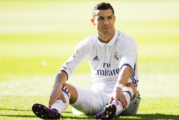 VITORIA-GASTEIZ, SPAIN - OCTOBER 29:  Cristiano Ronaldo of Real Madrid reacts during the La Liga match between Deportivo Alaves and Real Madrid at Mendizorroza stadium on October 29, 2016 in Vitoria-Gasteiz, Spain.  (Photo by Juan Manuel Serrano Arce/Getty Images)