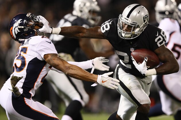 OAKLAND, CA - NOVEMBER 06:  Latavius Murray #28 of the Oakland Raiders carries the ball during the second quarter against the Denver Broncos at Oakland-Alameda County Coliseum on November 6, 2016 in Oakland, California. (Photo by Ezra Shaw/Getty Images)